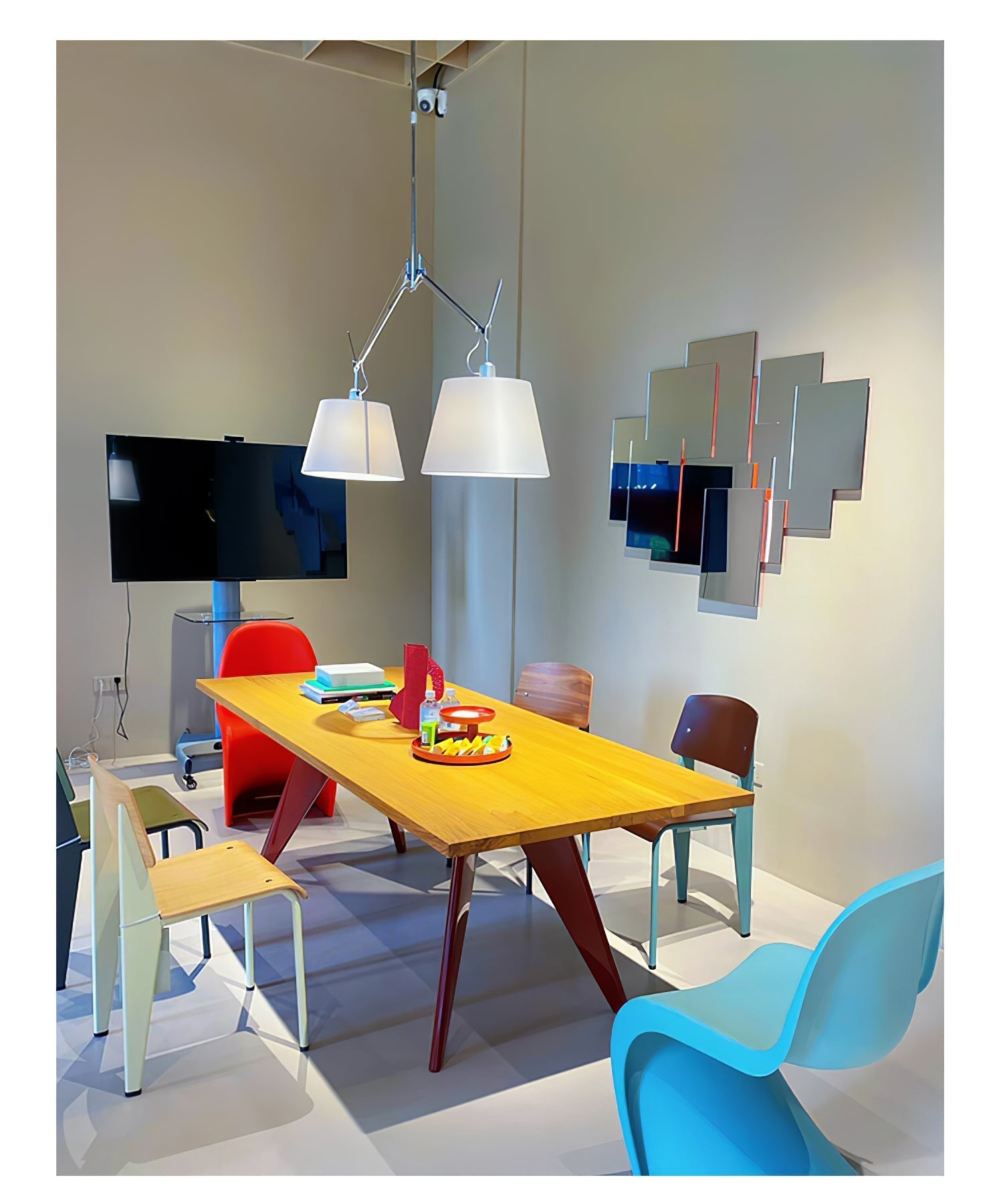 Arcadia Shade Pendant Lamp ∅ 47.2″ x H 35.4-51.2″ / Chrome & White Pendant light