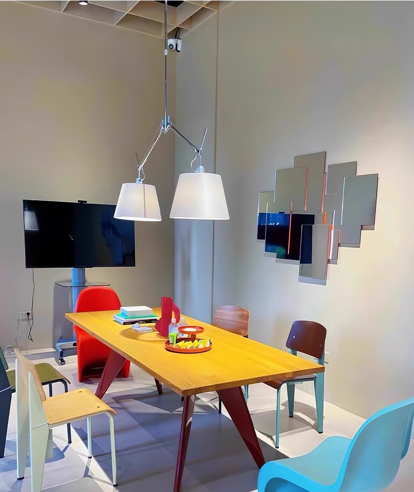 Arcadia Shade Pendant Lamp ∅ 47.2″ x H 35.4-51.2″ / Chrome & White Pendant light