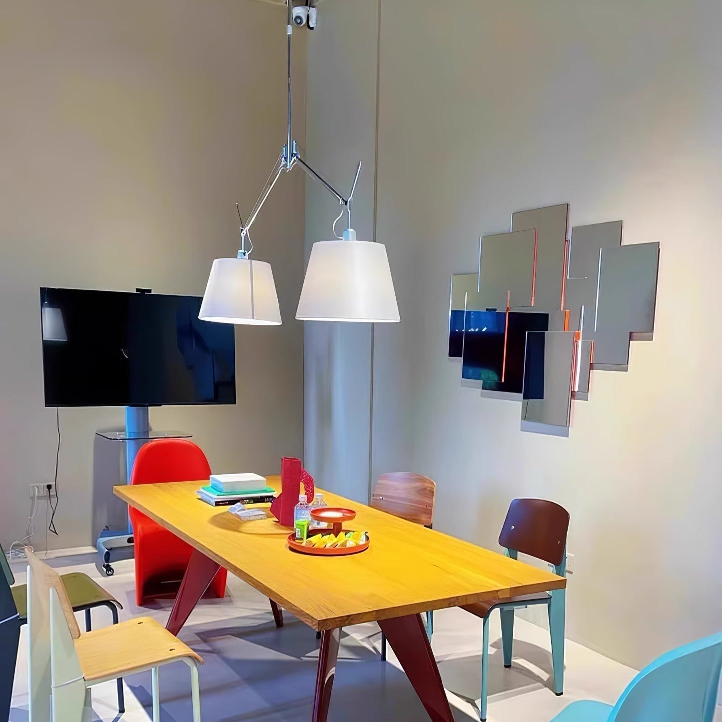 Arcadia Shade Pendant Lamp ∅ 47.2″ x H 35.4-51.2″ / Chrome & White Pendant light