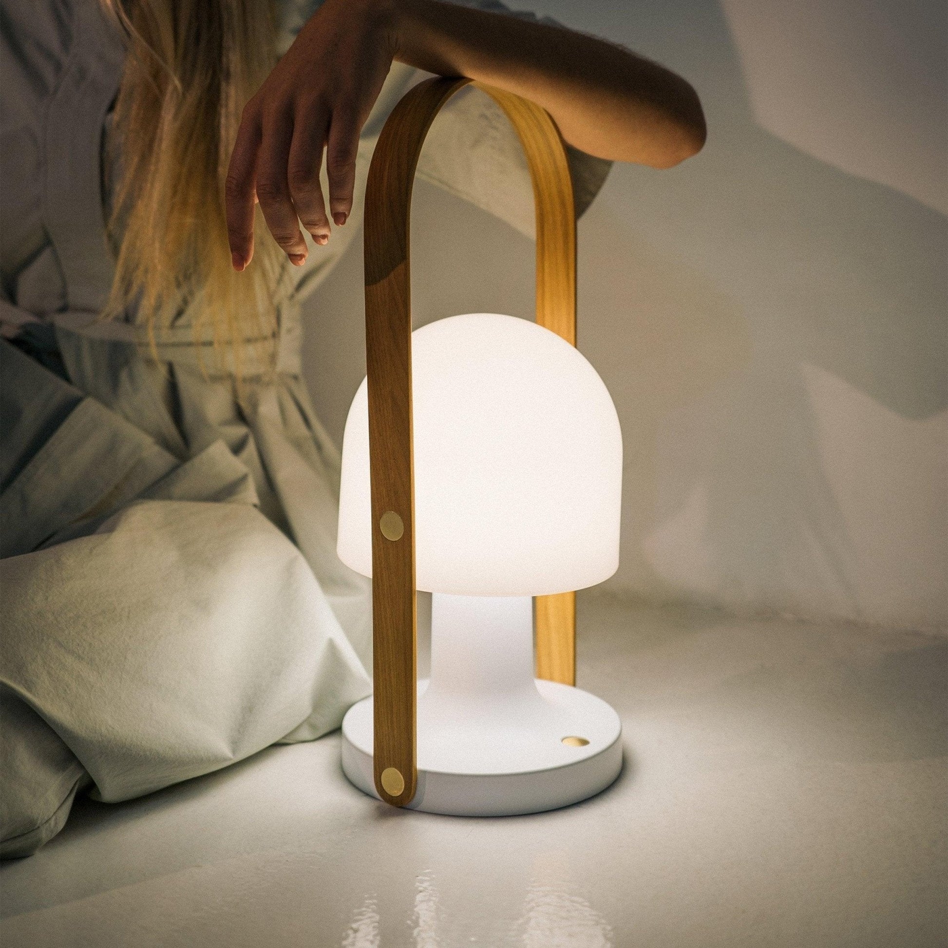 Portable Glass Charging Table Lamp ∅ 8.3″ x H 20.9″ / Dia 21cm x H 53cm / White / Charge Table lamp