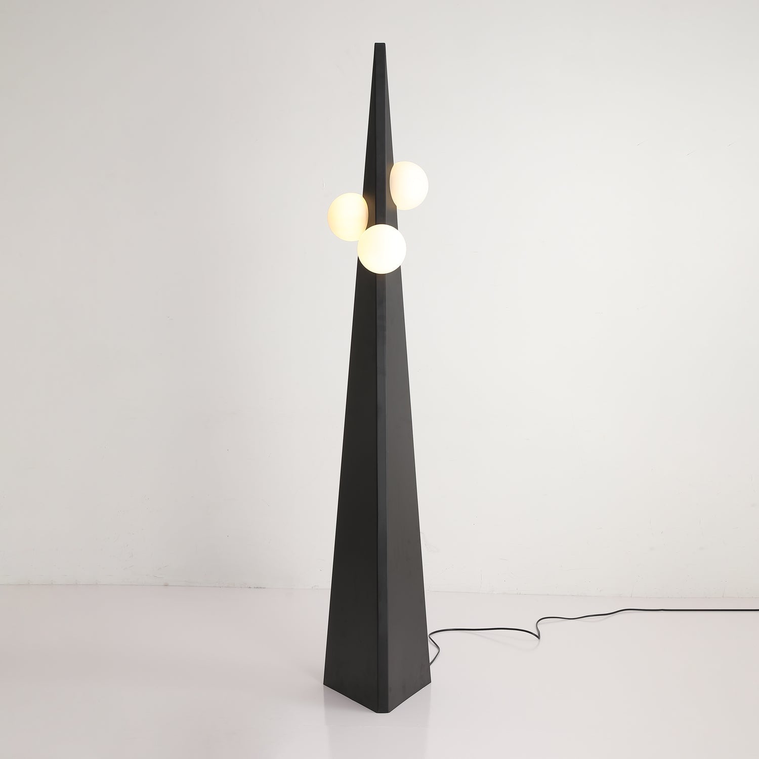 Noir Roy Floor Lamp ∅ 11″ x H 63.8″ / Dia 28cm x H 162cm / Iron & Black / US Plug Floor lamp