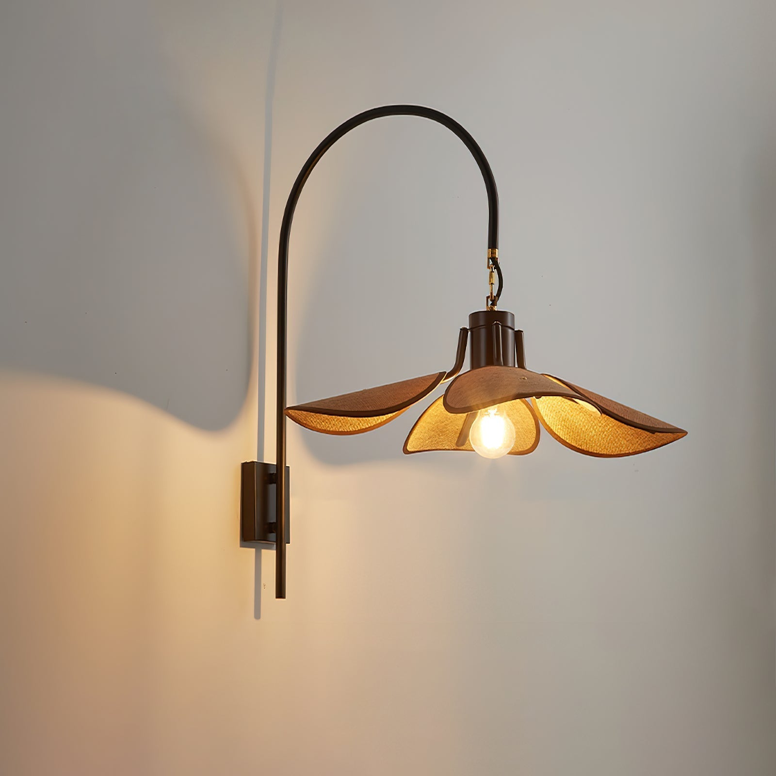 Petal Bloom Wall Lamp ∅ 20.5’’ x W 25.6’’ x H 26.8’’ / Light Brown Wall lamp
