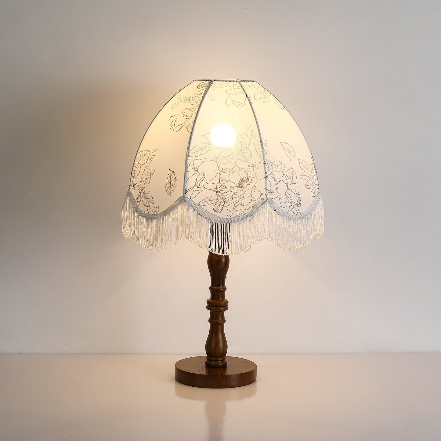 Printed Tassel Table Lamp ∅ 13.8″ x H 20.8″ / Walnut Color & White / US Plug Table lamp
