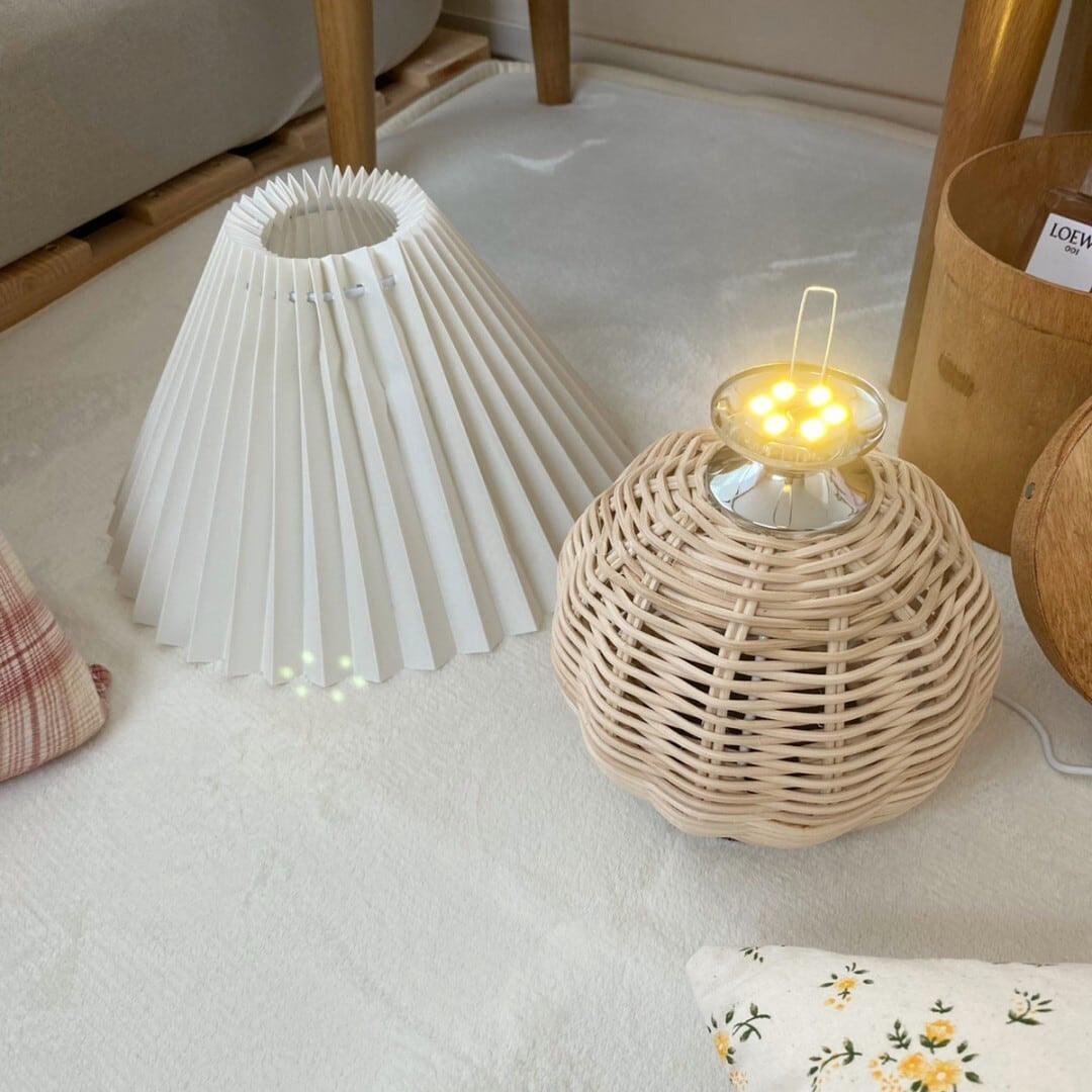 Rattan Pleated Table lamp ∅ 9.4″ x H 11″ / Dia 24cm x H 28cm / White & Nature rattan / USB Plug 灯具