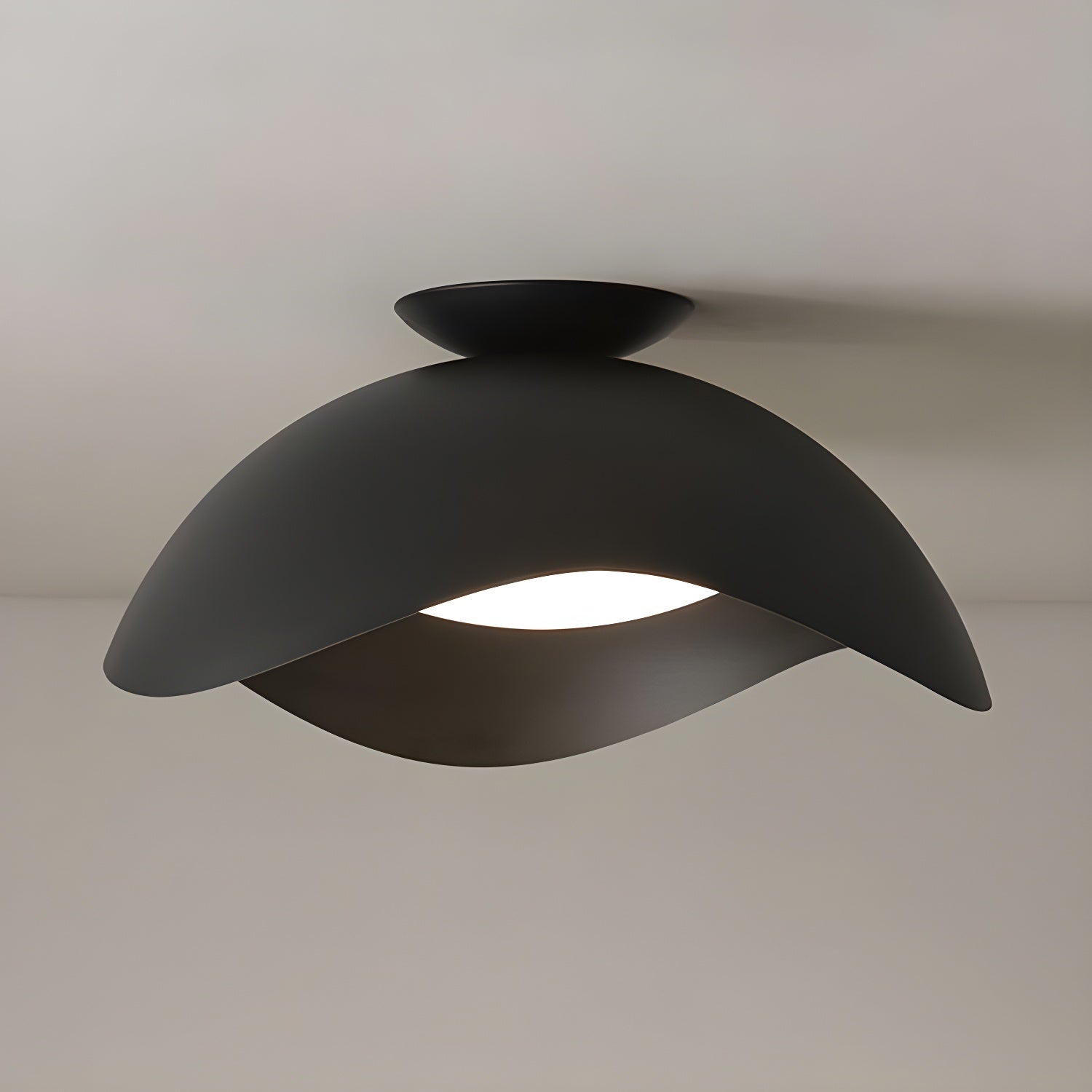 Serene Wave Ceiling Light ∅ 15.7″ x H 11.8″ / Black / Warm Light Ceiling lamp