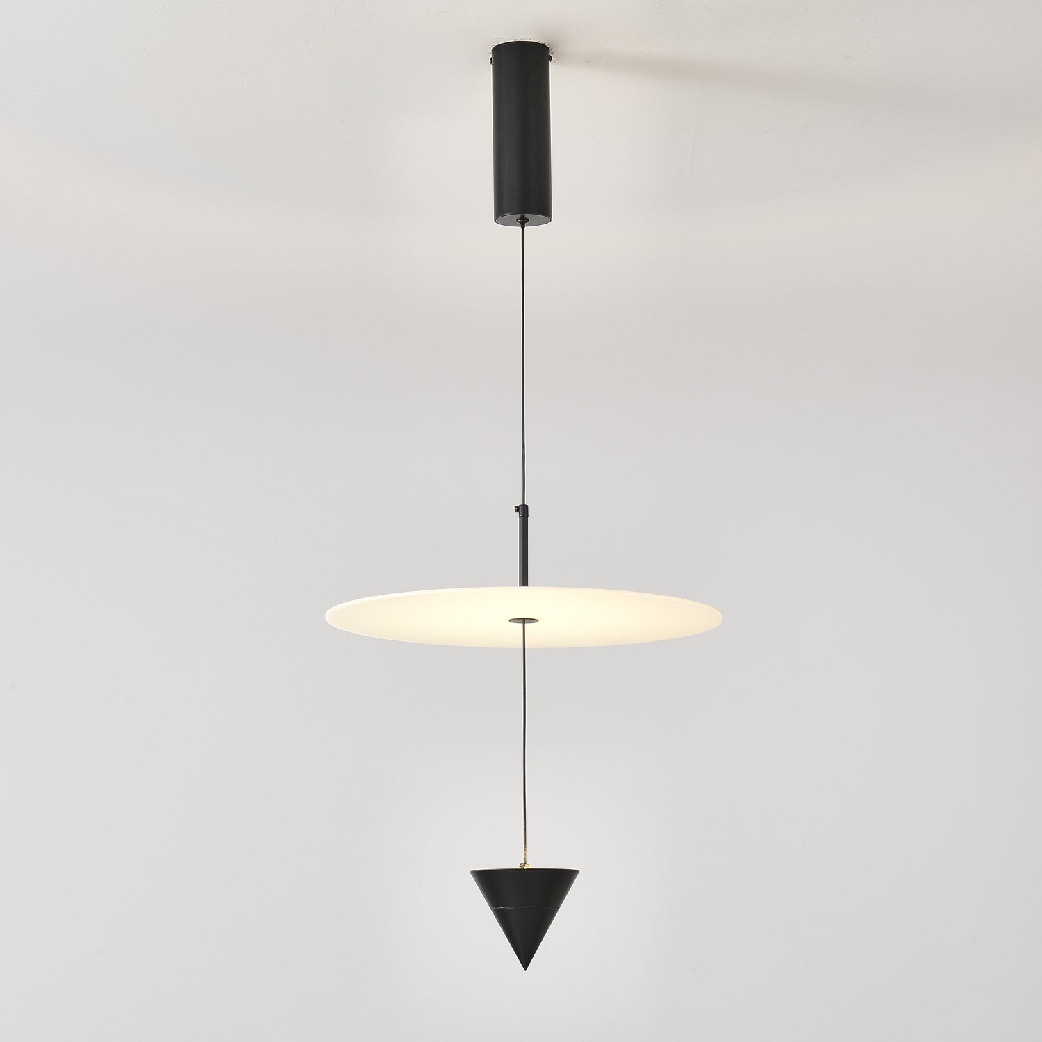 Stralunata Pendant Lamp ∅ 15.7″ x H 13″ / White & Black / Warm Light Pendant light