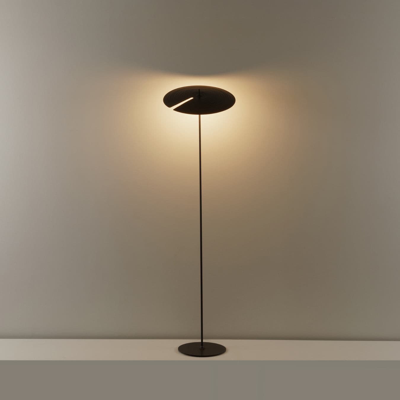 Symphony Floor Lamp ∅ 17.7″ x H 64.2″ / Black / US Plug Floor lamp